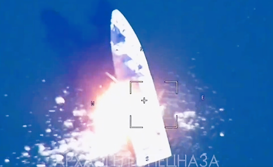 Dramatisches Video! Ukrainisches Kriegsschiff wird von russischer Rakete getroffen und explodiert!