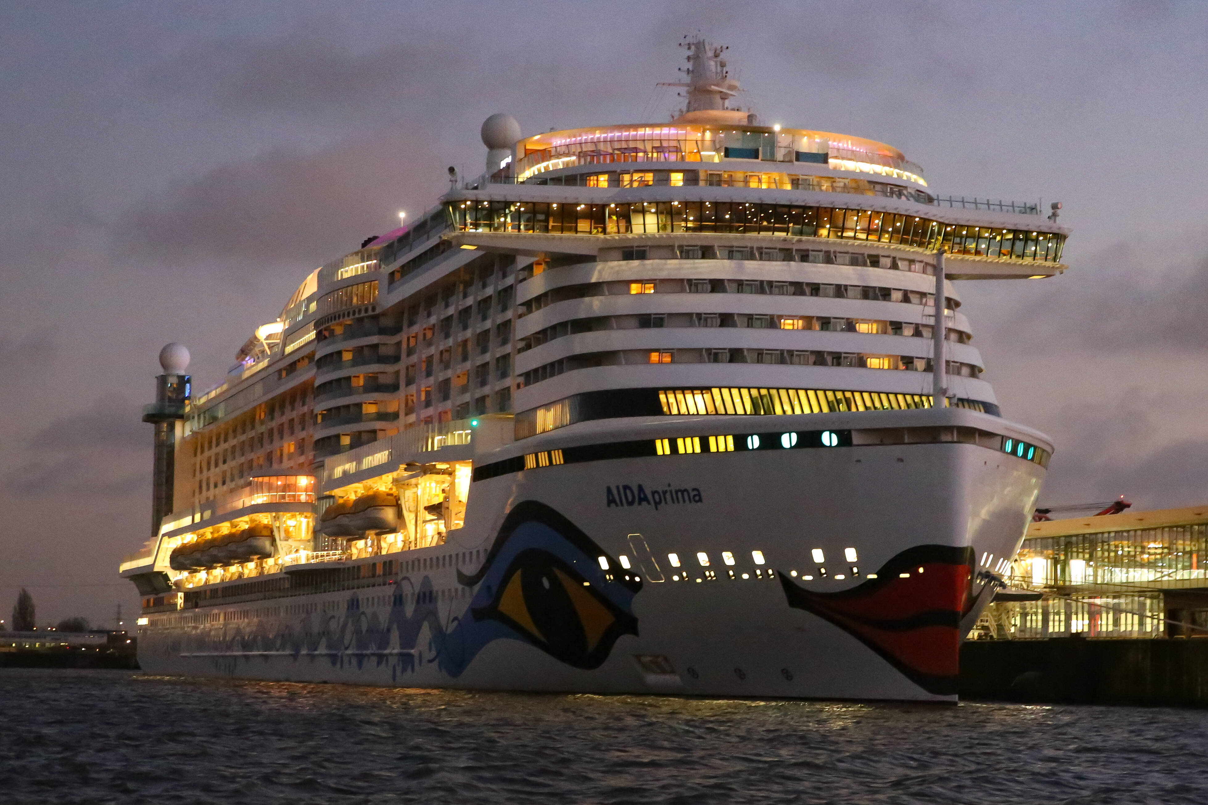Hamburg: Kreuzfahrtriese rammt Kaimauer! Heftiger Unfall im Hamburger Hafen