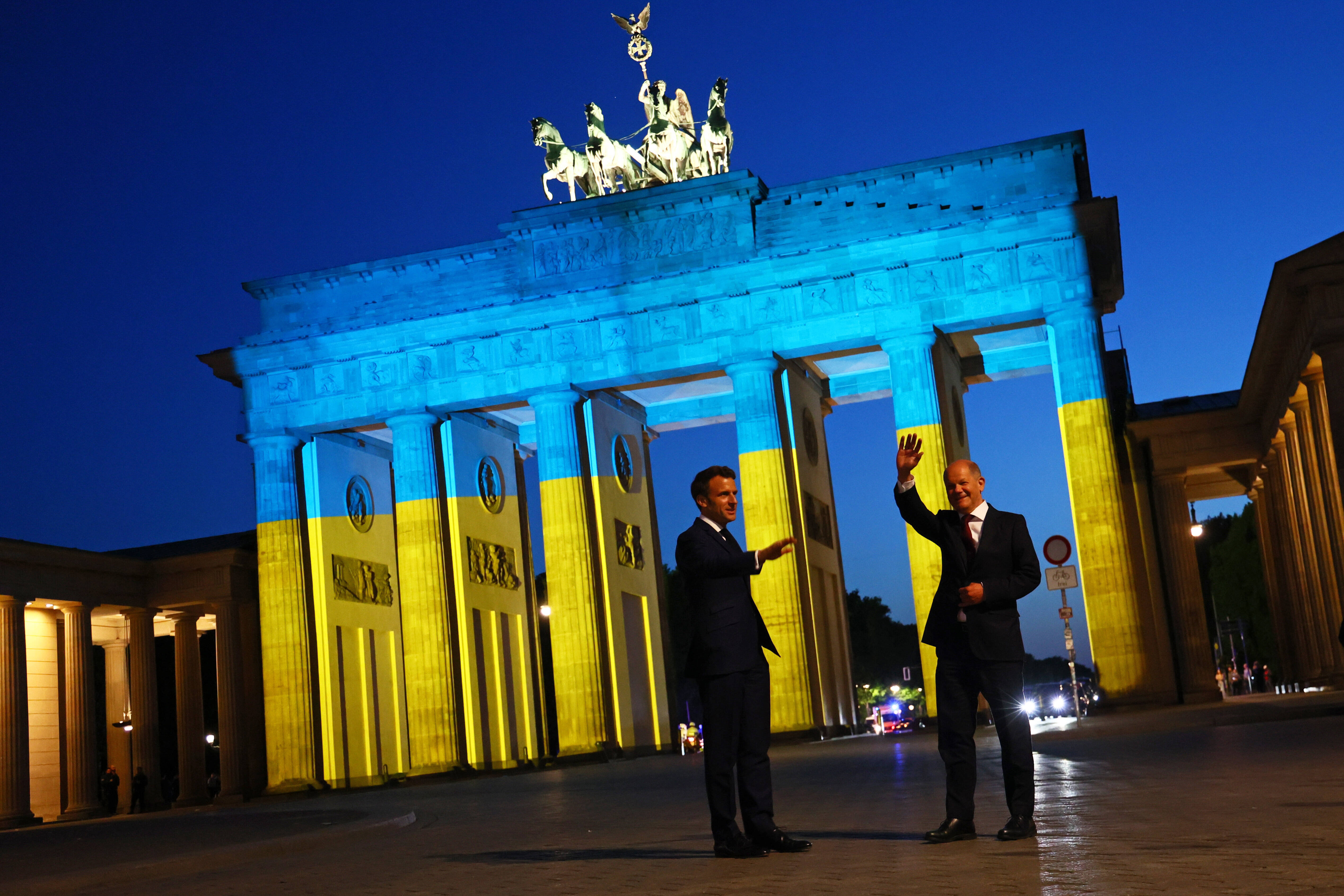 Auto rast gegen das Brandenburger Tor! Mindestens ein Toter - Anschlag oder nur ein Unfall?