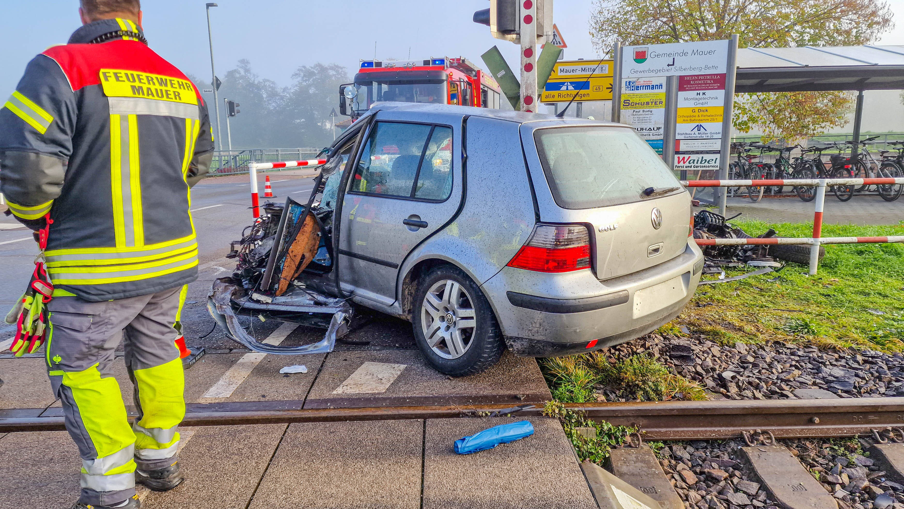 Zug rammt Auto an Bahnübergang! Zwei Deutsche sterben bei verheerendem Unglück!