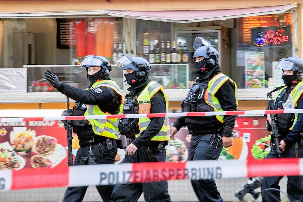 Amokalarm! Spezialkommando der Polizei überwältigt Axt-Angreifer!