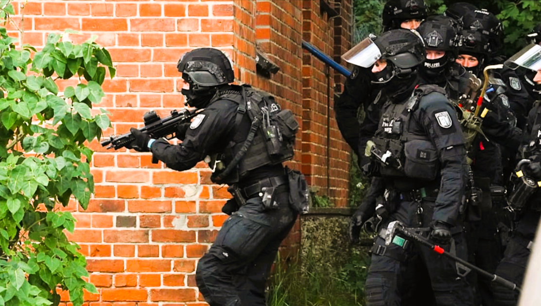Geiselnahme in Arztpraxis! Psychisch kranke Frau verschanzt sich mit Waffe!