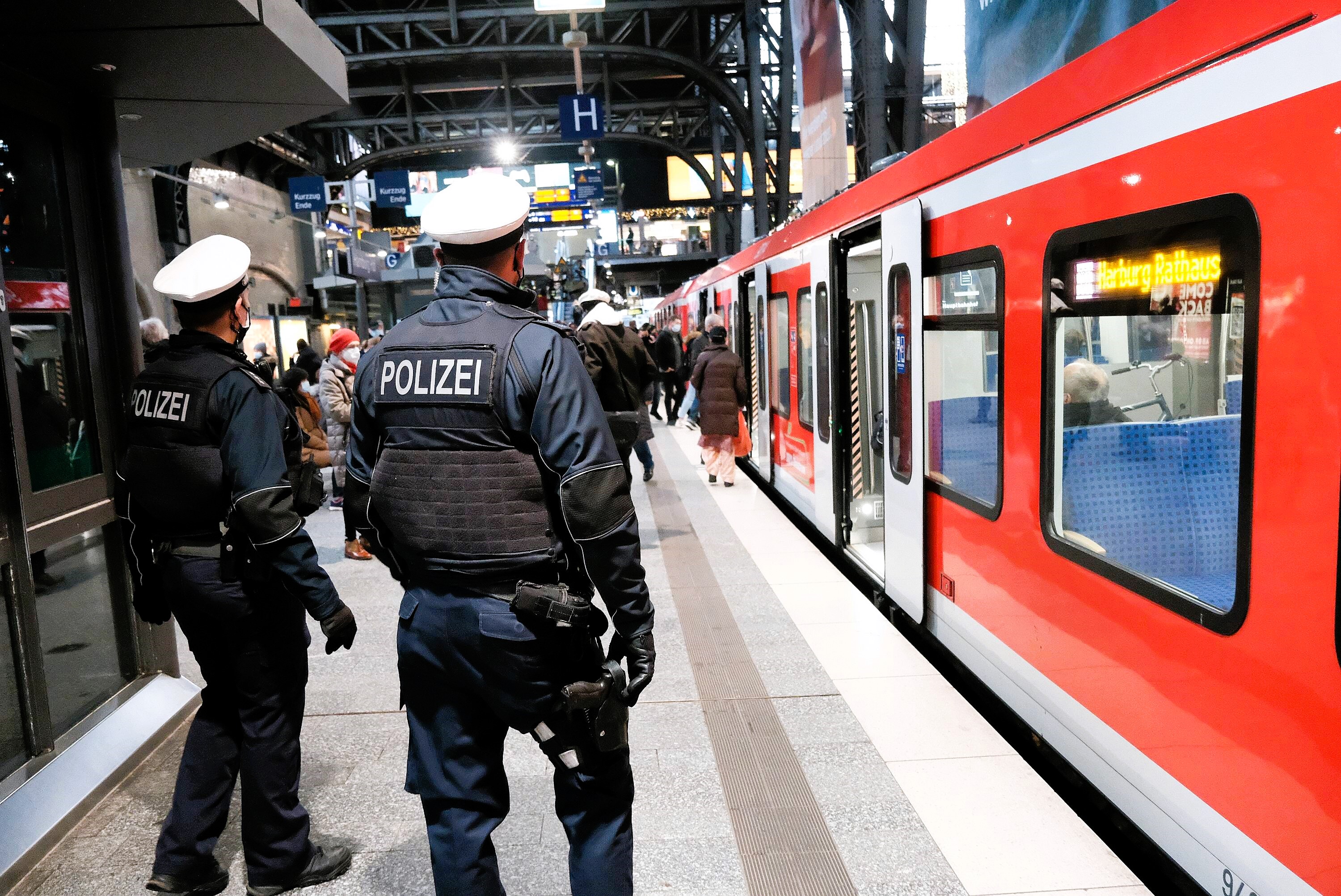 Amokalarm im Zug! Mann zieht Waffe in einem Regionalexpress