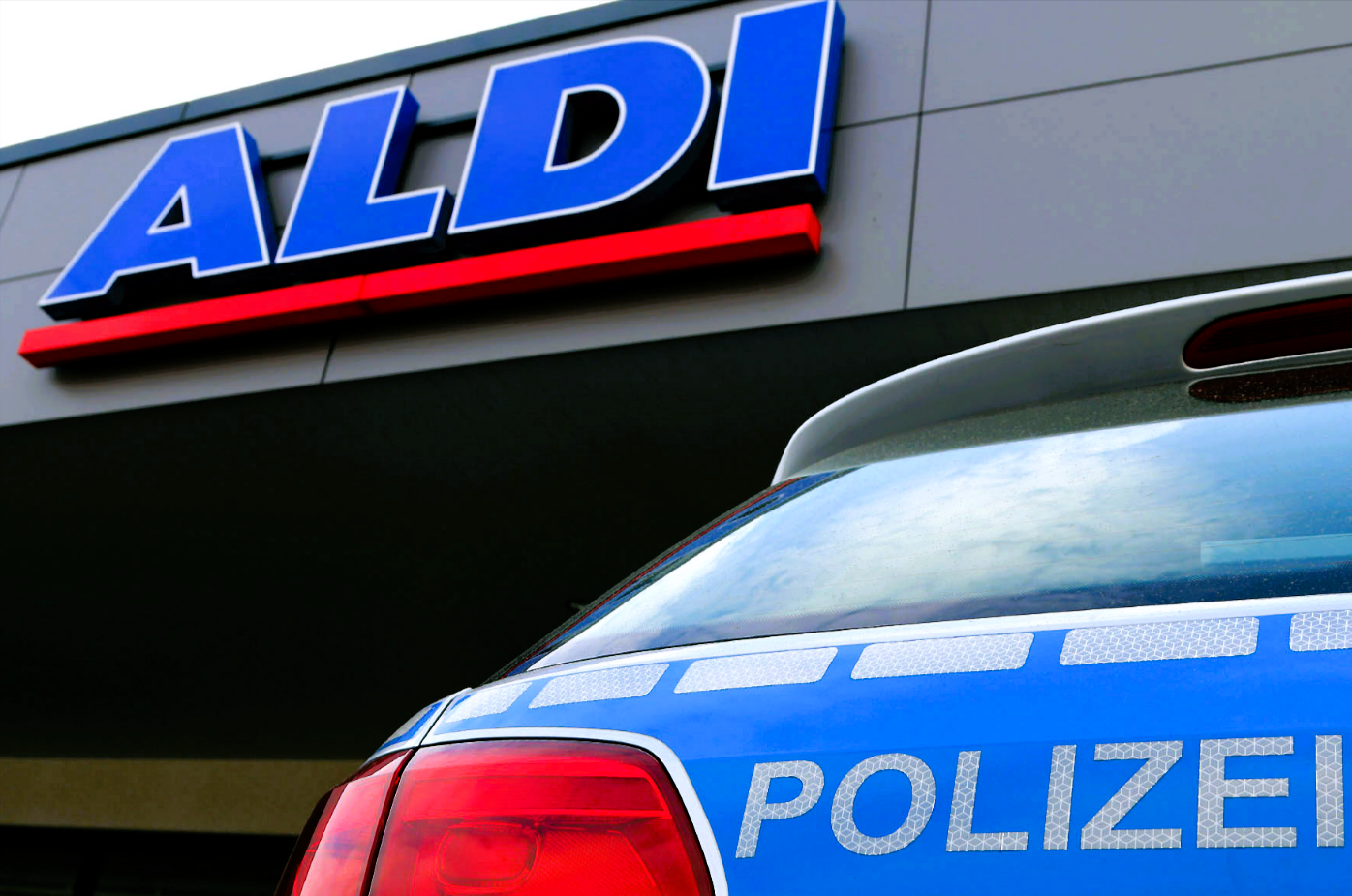 Angriff auf Aldi-Parkplatz - 2 Personen schwer verletzt, mysteriöse Attacke, Polizei ermittelt