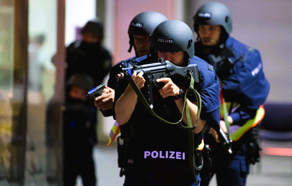 SEK-Einsatz! Schüsse vom Balkon auf Passanten? Bewaffneter in Wohnung verschanzt