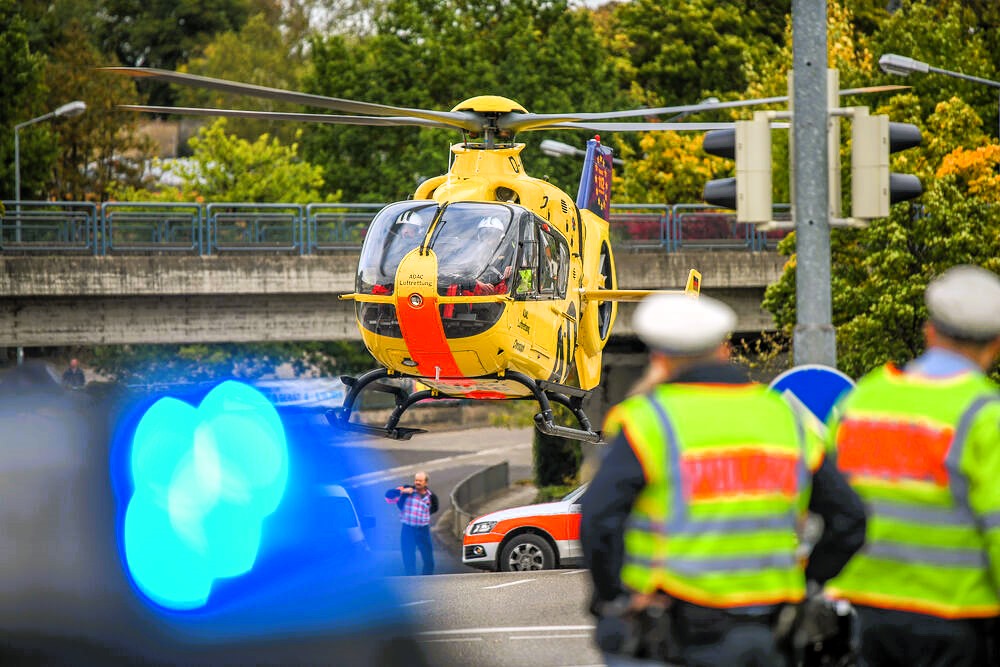 Maiwagen umgekippt! 30 Verletzte - Feiertagswagen verunglückt, Hubschrauber im Einsatz