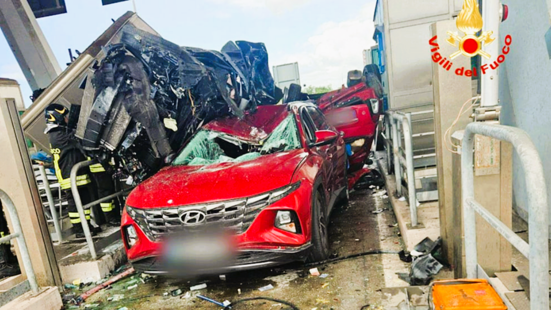 Deutsche rasen in Mautstation auf der Autobahn! Drei Menschen tot