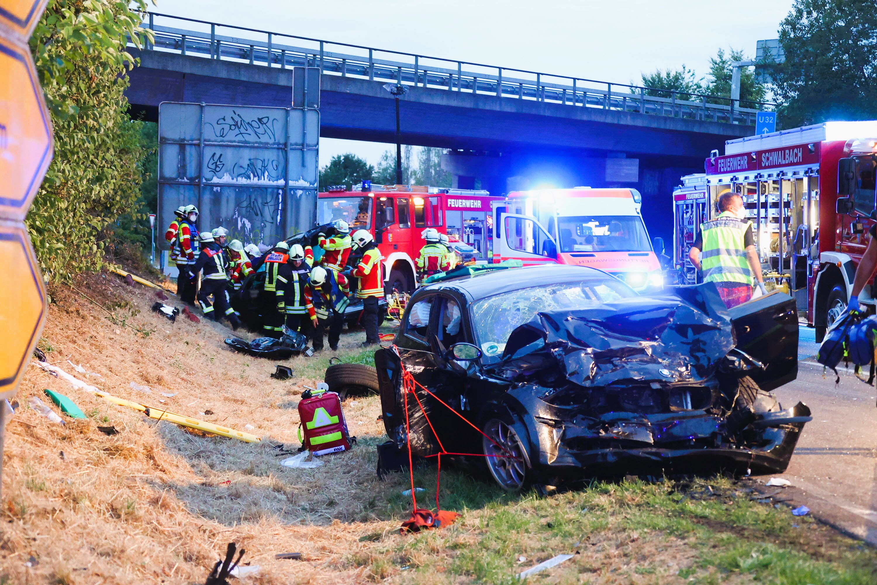 Vollsperrung nach Massencrash! Einsatzkräfte bestätigen 10 zum Teil schwer verletzte Opfer