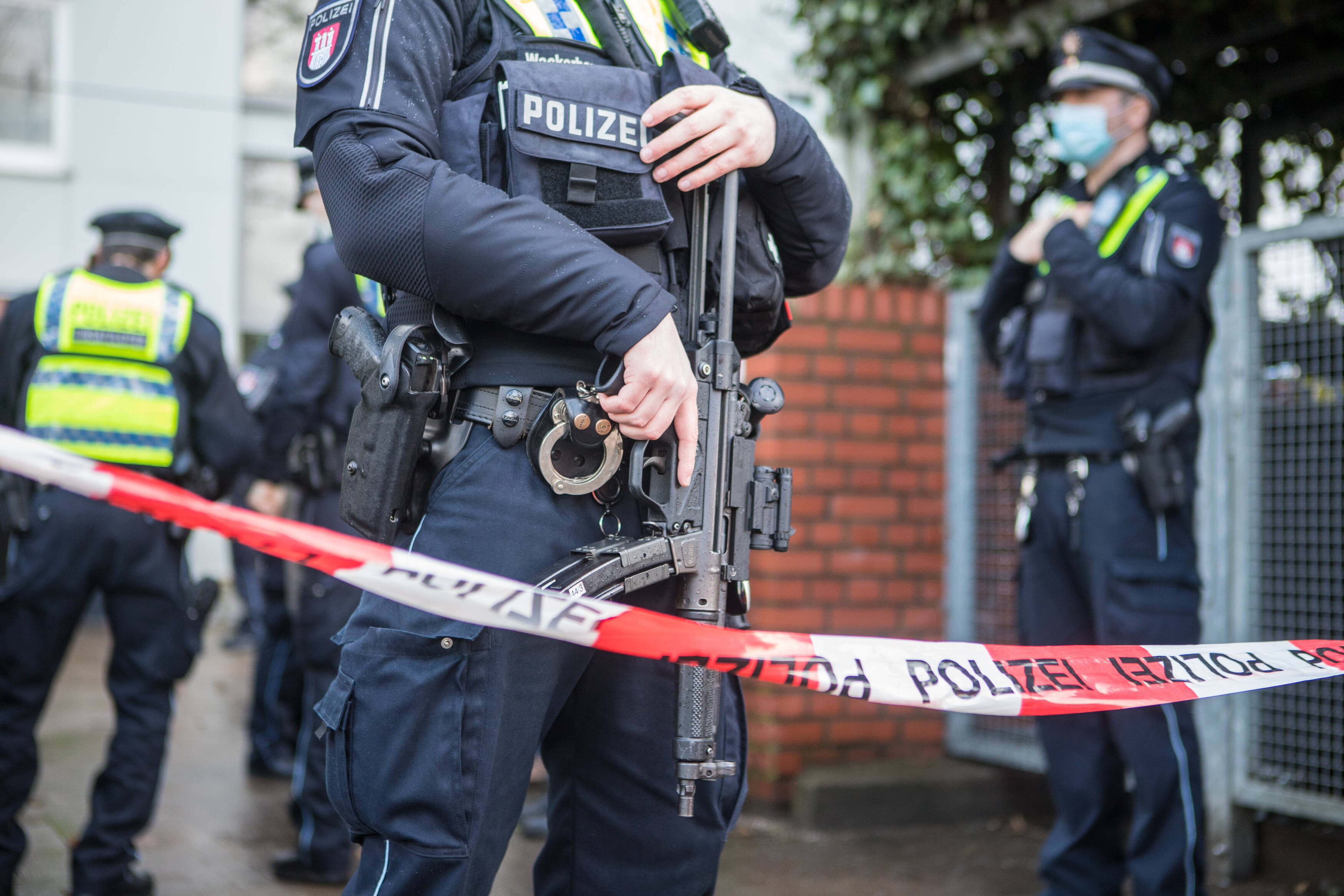Alarm in Hamburg! Mann drohte Haus zu sprengen und verschanzt sich!