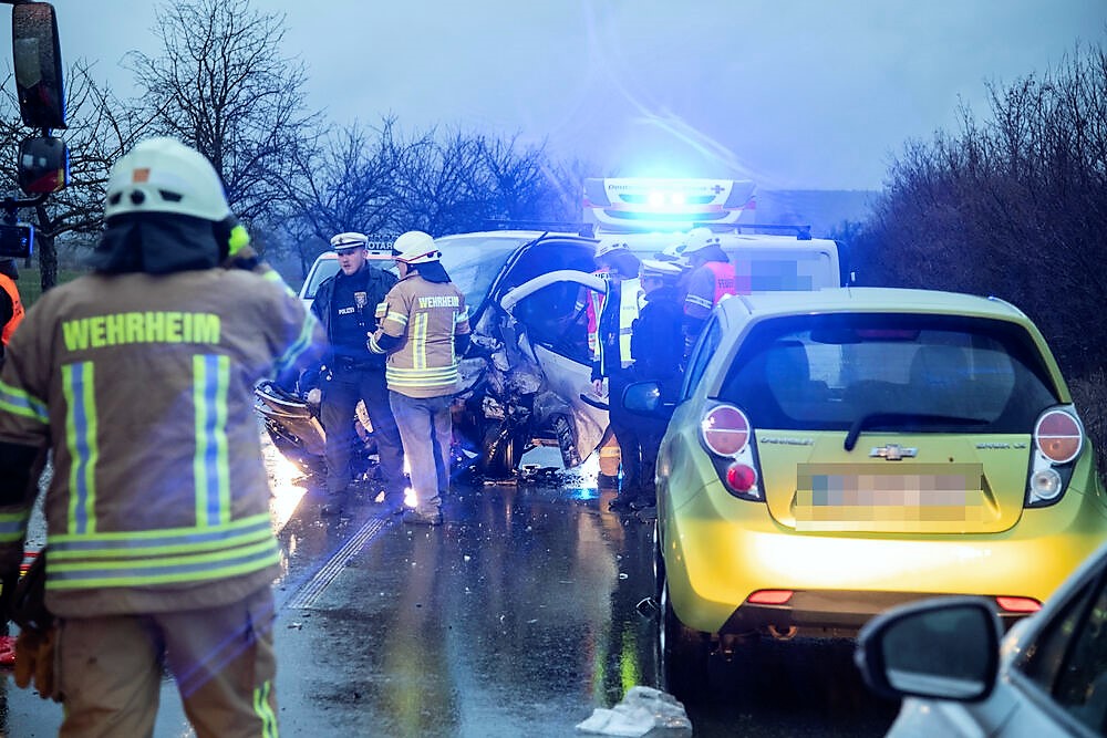 Totgeglaubter Motorradfahrer lebt! Reporter sieht Bewegungen in Leichensack und reagiert genau richtig