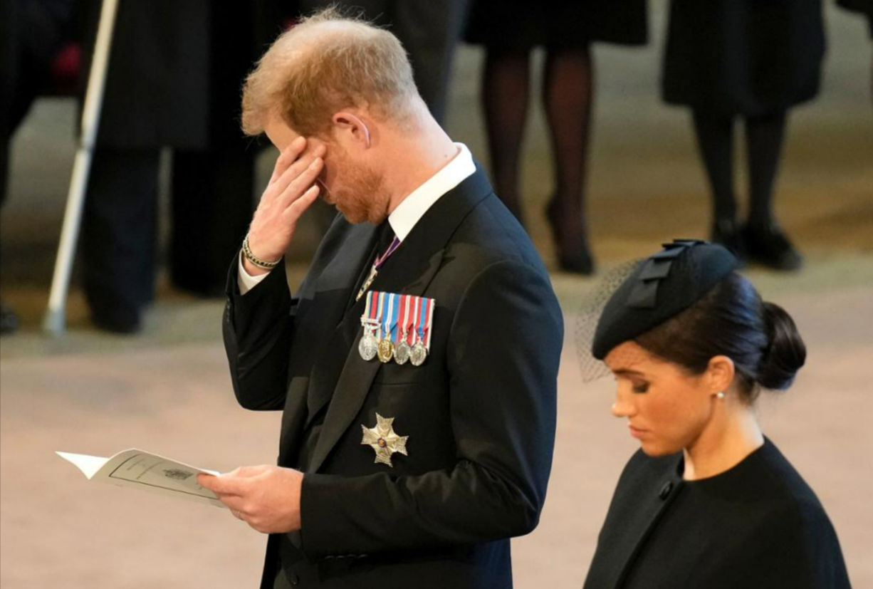 Prinz Harry trauerte alleine am Grab seiner verstorbenen Großmutter - Am 1. Todestag der Queen.