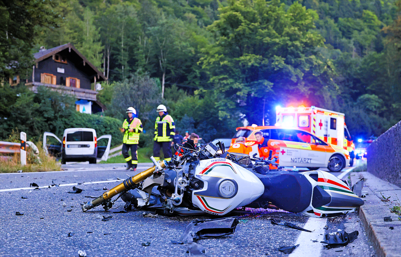 Schwerer Unfall auf der Autobahn - 3 Kinder schwer verletzt - Eltern sterben bei Unfall