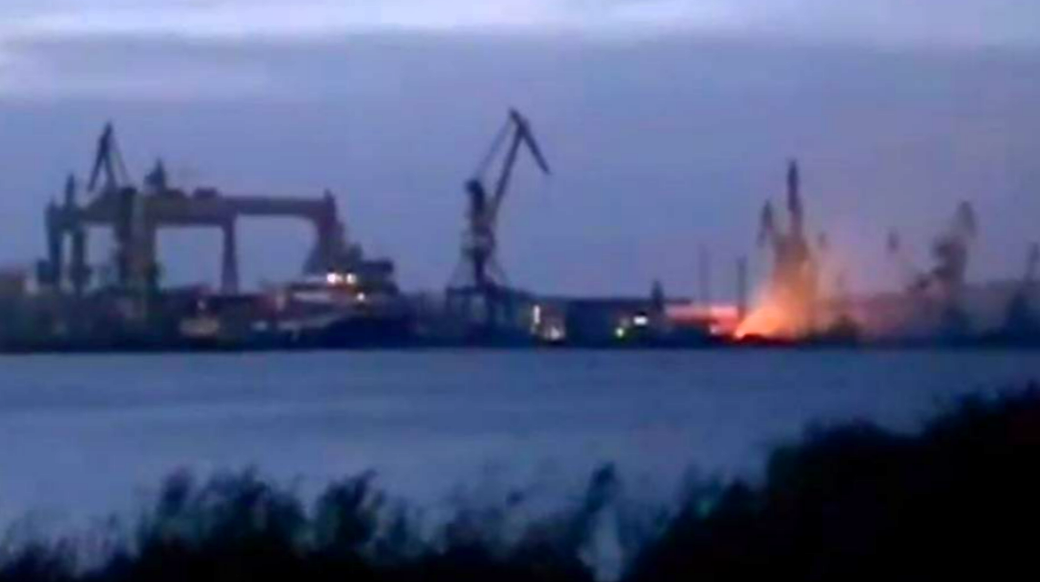 Putin geschockt! Wichtige Werft brennt nach Angriff - auch Kriegsschiff nach Ukraine-Angriff getroffen!