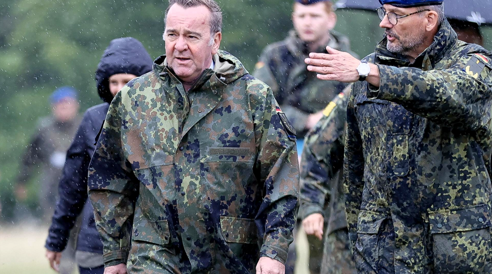 Alle Deutschen müssen an die Waffe! Verteidigungsminister Pistorius will schwedisches Wehrpflicht-Modell