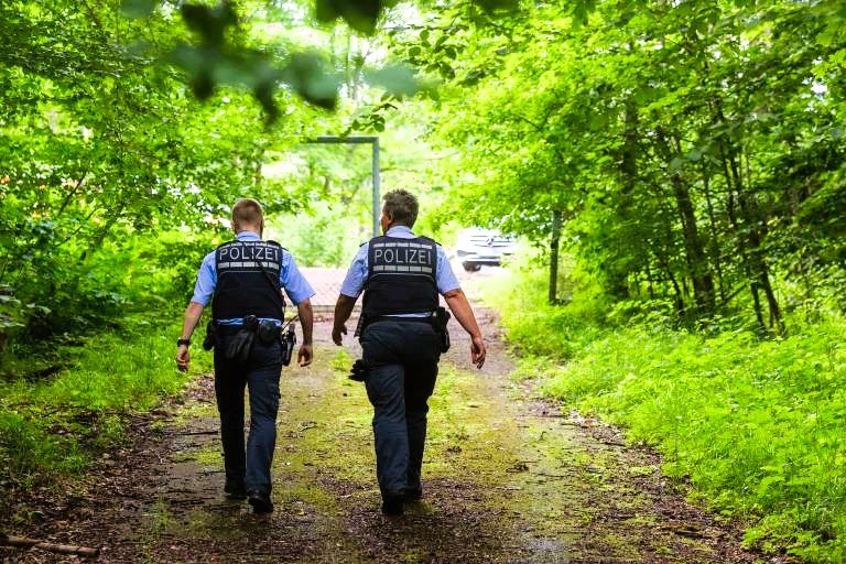 Männerleiche steckt Kopfüber in Fluss! Schockfund beim Adventsspaziergang in Hamburg!