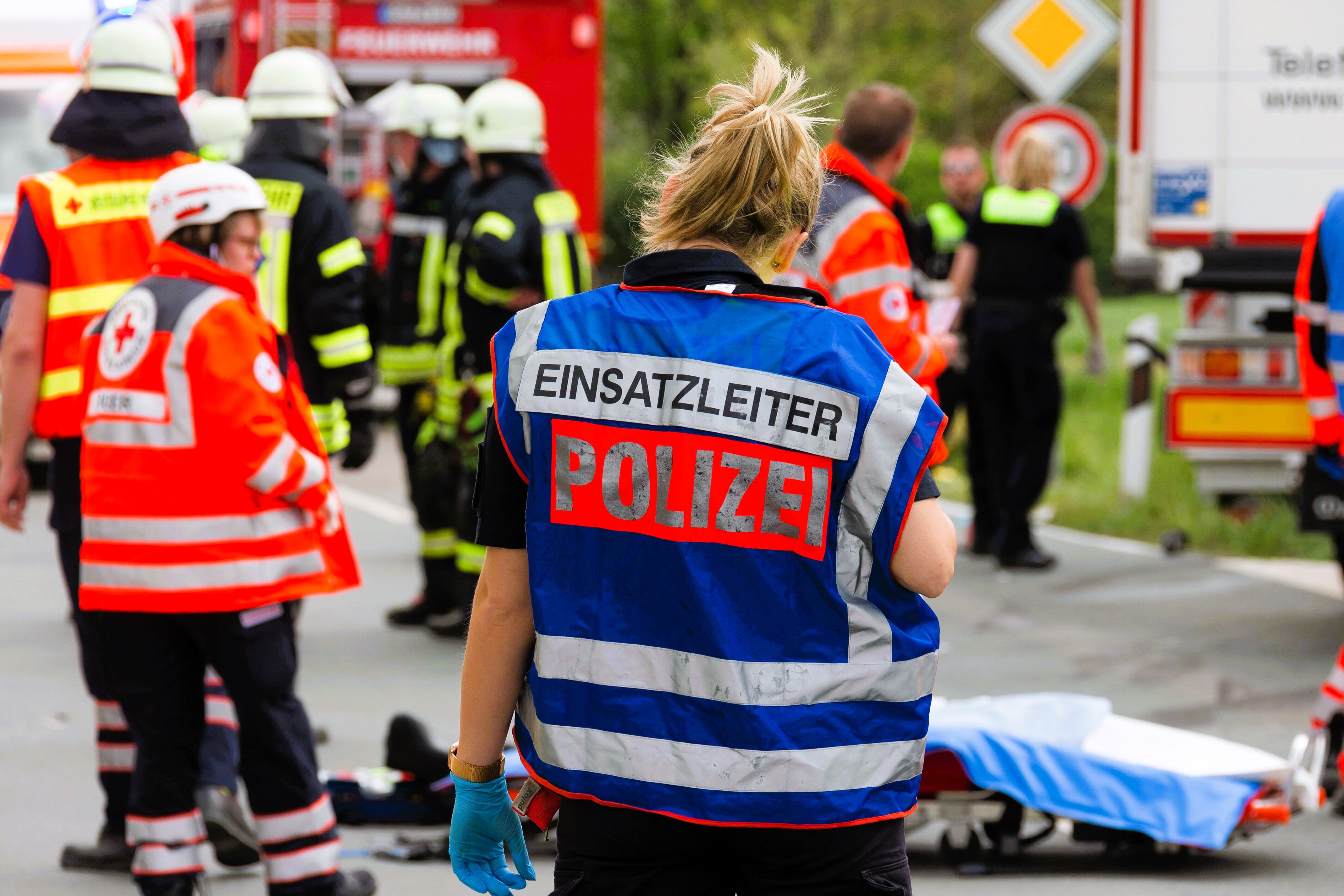 Bagger rutscht von Ladefläche und tötet Bauarbeiter! Schrecklicher Arbeitsunfall