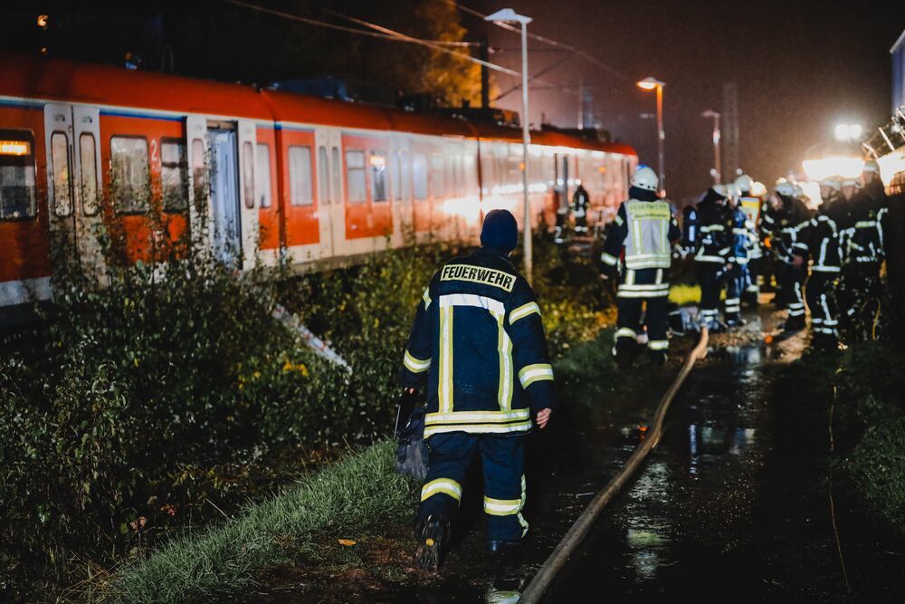 U-Bahn in Hamburg entgleist! Bahn knallt mit hoher Geschwindigkeit auf Prellbock - Rettung im Einsatz!